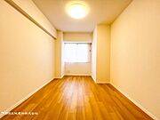 【居室】インテリアショップで見掛けた「あの家具」も置ける、ゆったりとした空間。時に広さが上質な寛ぎの時間になる事も。