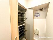 【玄関収納】省スペース設計と大容量収納で玄関がすっきり。さらに、モダンなデザインでインテリアにも最適。