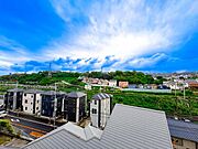【住戸からの眺望】遠くまで見渡せる開放的な眺望を現地にてご確認ください。