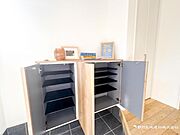 【玄関収納】省スペース設計と大容量収納で玄関がすっきり。さらに、モダンなデザインでインテリアにも最適。