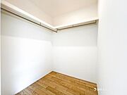 【ウォークインクローゼット】季節ごとの衣類はもちろん、バッグや帽子、スーツケースなどの大きな荷物までしっかり収納できる広さが魅力です。