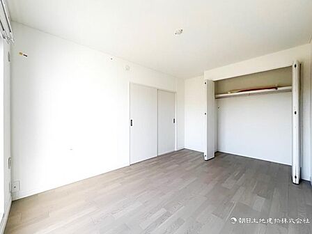 【収納】お洋服も沢山収納出来る奥行ある収納スペースです。
