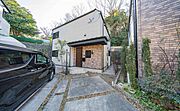 【外観】ここから始まる「日常」はご家族にとってかけがえのない時間となります。少しでも豊かに、快適に。そんな想いから本邸宅は生まれました。