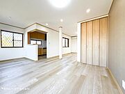 【リビング】一家だんらんのスペースとなるLDK。窓から明るい光が差し込み、思わず家族の会話も弾む快適な空間。