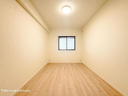 【居室】インテリアショップで見掛けた「あの家具」も置ける、ゆったりとした空間。時に広さが上質な寛ぎの時間になる事も。