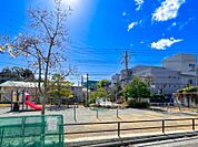上矢部志ら坂公園　約1000ｍ　遊具が揃った公園です。？？？