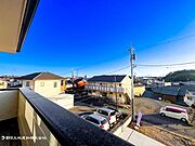 【住戸からの眺望】遠くまで見渡せる開放的な眺望を現地にてご確認ください。