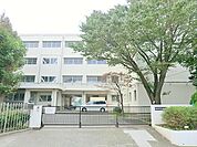 横浜市立下和泉小学校　約400ｍ　畑や住宅地に囲まれた小学校です。