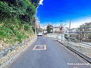 【前面道路】現地までのアプローチをしっかりとご説明させて頂きます。お車と徒歩のアプローチをご一緒しますので、なんなりとご質問下さい。