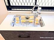 【キッチン水栓】デザイン性と機能性を兼ね備え、使いやすいのが特徴です。省エネ・節水機能で経済的。清掃も簡単で、キッチンがいつも清潔に保てます。