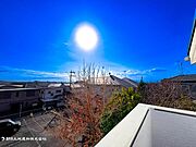 【住戸からの眺望】遠くまで見渡せる開放的な眺望を現地にてご確認ください。