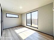 【居室】ナチュラルな木目と上品な色合いが魅力的な居住スペースは、住む人の心を自然とおだやかにします。