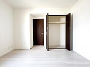 【収納】お洋服も沢山収納出来る奥行ある収納スペースです。