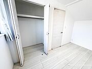 【収納】お洋服も沢山収納出来る奥行ある収納スペースです。