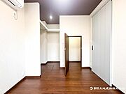 【居室】ナチュラルな木目と上品な色合いが魅力的な居住スペースは、住む人の心を自然とおだやかにします。