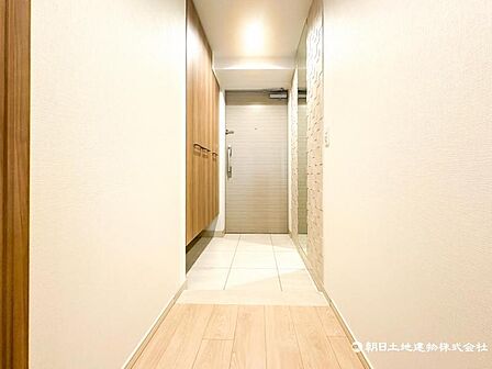 【玄関】家族の帰りを待ち、訪れる方を優しく迎える。そんな安らぎに満ちた生活空間を予感させる生活イメージが湧き出てきそうな物件です。