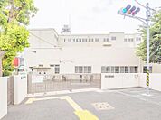 横浜市立葛野小学校　約650ｍ　交通量が少ない為安心して通学いただけます。