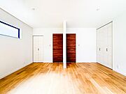 【居室】ナチュラルな木目と上品な色合いが魅力的な居住スペースは、住む人の心を自然とおだやかにします。