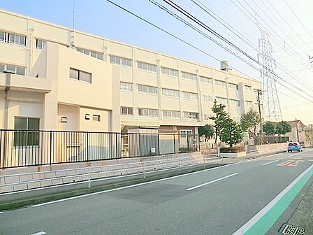 横浜市立川上小学校　約450ｍ　明治25年からある歴史ある小学校です？？？