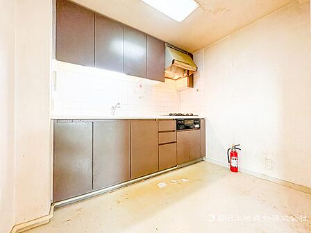 【キッチン】作業スペースを多くとったキッチン。夫婦そろってキッチンに立っても調理がしやすくゆとりある広さ。