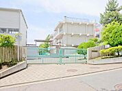 横浜市立岡津中学校　約1500ｍ　周辺は住宅街ですので夜に帰宅される際も安心です。