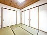 室内：【和室】柔らかい畳の空間は、お子様の遊び場や来客時のおもてなしの場所として重宝します。