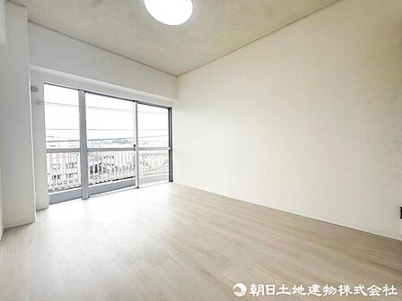 【居室】ナチュラルな木目と上品な色合いが魅力的な居住スペースは、住む人の心を自然とおだやかにします。