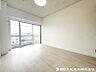 室内：【居室】ナチュラルな木目と上品な色合いが魅力的な居住スペースは、住む人の心を自然とおだやかにします。