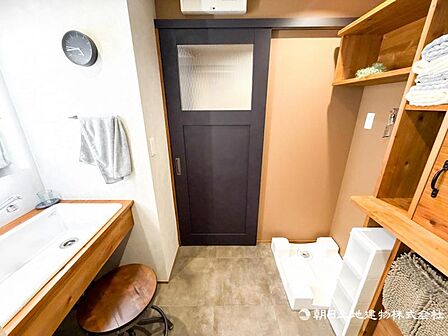 【洗面化粧台・洗面所】清潔感の溢れる上品なデザイン。使いやすさにもこだわり、明るく仕上げております。