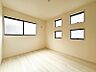 室内：【居室】ナチュラルな木目と上品な色合いが魅力的な居住スペースは、住む人の心を自然とおだやかにします。