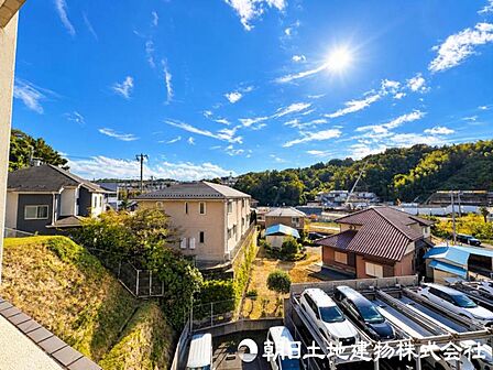 【室内眺望】視界が広がる開放的な眺望。室内にいながら空の広がりや景色を楽しめます。