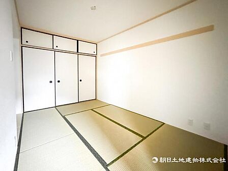 【和室】柔らかい畳の空間は、お子様の遊び場や来客時のおもてなしの場所として重宝します。