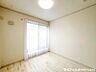 室内：【洋室】光が取り込みやすい2面採光の居室。日当たり良好です。しっかりした大きさのクローゼットを完備！