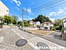 外観：【前面道路】ゆとりある道路幅で車の出し入れもスムーズ。毎日のカーライフを快適にサポートします
