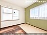 室内：【居室】ナチュラルな木目と上品な色合いが魅力的な居住スペースは、住む人の心を自然とおだやかにします。