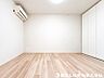 室内：【居室】すっきりとした間取りと明るい内装が、開放的な住空間を演出。のびのびと過ごせそうなお部屋です。