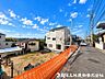 外観：【前面道路】見通しの良い道路に面し、開放感のある立地。毎日の車の出し入れもスムーズです