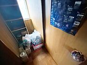 階段上ってすぐの収納等が置けるスペース