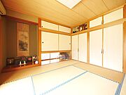 収納たっぷりな和室、風情を感じられますね