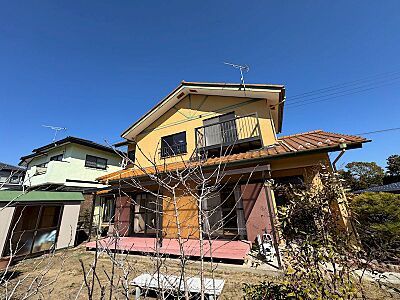 外観：ウッドデッキ付きの日当たり良好物件です。