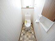 便利なウォシュレット機能付きトイレです☆