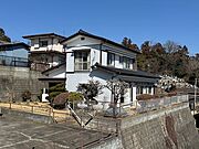 高台の東南角地に位置しています。