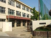 明石市立大久保中学校　徒歩8分（約590ｍ）