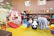 小さなお子様から小学生くらいのお子様まで遊べるように色々なおもちゃやDVDを多数ご用意しています。お子様連れのお客様も安心してお越し下さい♪