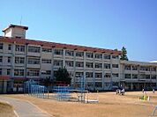 大久保小学校　約730ｍ