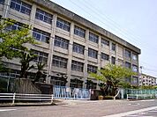 明石市立高丘東小学校　約700ｍ