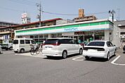 コンビニ「ファミリーマート南観音町店まで220ｍ」