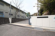中学校「広島市立己斐上中学校まで1648ｍ」