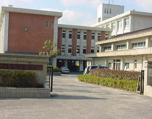 画像17:中学校「広島市立高取北中学校まで1688ｍ」