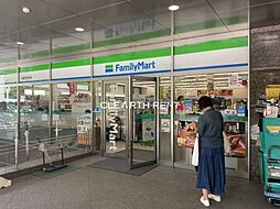 【コンビニエンスストア】ファミリーマート 半蔵門駅前店まで703ｍ